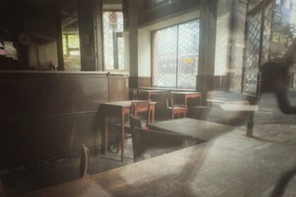 Un bar cerrado, con las mesas juntas y el mostrador vacío.