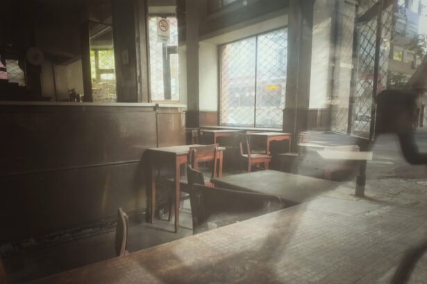 Un bar cerrado, con las mesas juntas y el mostrador vacío.